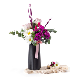 Siyah Çizgili Vazoda Lila Güller ve Hüsnüyusuf